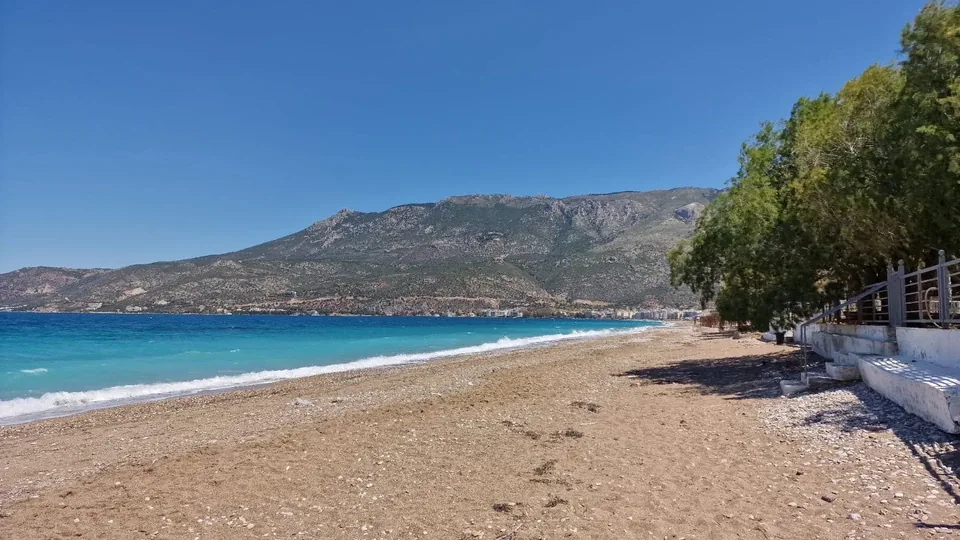 Пляж Лутраки — в 50 м